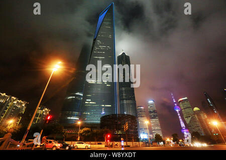 Vue de nuit de la Tour de Shanghai en construction, plus haut à gauche, le Shanghai World Financial Center (SWFC), plus grand centre, la tour Jinmao, talle Banque D'Images