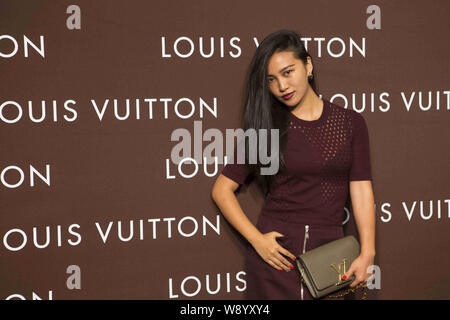 Photographe de mode Chinoise Chen Man pose comme elle arrive à la cérémonie d'ouverture d'un nouveau magasin de Louis Vuitton, au sud-ouest de la ville de Chengdu en Chine Banque D'Images