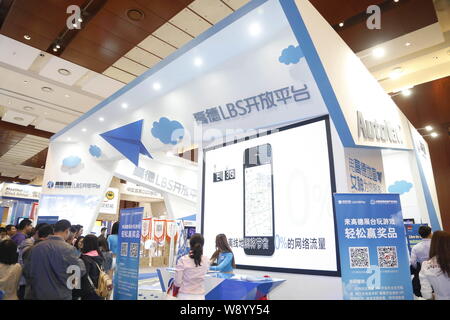 --FILE--personnes visitent le stand d'AutoNavi, les Chinois la carte et fournisseur de services de données, au cours de la Conférence mondiale 2014 de l'Internet mobile (GMIC) 2014 i Banque D'Images