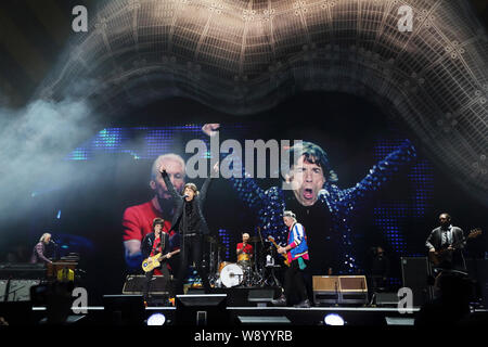 Les membres du groupe de rock anglais The Rolling Stones effectuer au concert de leur tournée mondiale, 14 en feu, à Shanghai, Chine, 12 mars 2014. Banque D'Images