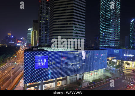 --FILE--vue de la nuit d'un magasin de mode de GAP à Shanghai, Chine, 10 décembre 2013. La chaîne de vêtements américains Gap Inc. est à la recherche de la Chine, l'un des wor Banque D'Images