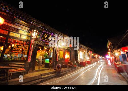 Vue de nuit sur une rue de vieille ville de Ping Yao à Pingyao county au nord Chines dans la province du Shanxi, le 12 juillet 2012. Banque D'Images