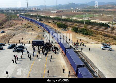 Le premier train de conteneurs internationaux YXE voyageant entre Yiwu et Madrid départ depuis un terminal à conteneurs à Yiwu City, Zhejiang en Chine de l'est p Banque D'Images