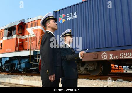 Les agents des douanes chinoises vérifier des conteneurs sur le premier train de conteneurs internationaux YXE voyageant entre Yiwu et Madrid à un terminal à conteneurs je Banque D'Images