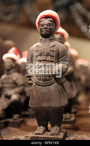 Mini de terre cuite, fabriqué à partir de chocolat Belge et wearing Santa hats, sont affichées à l'Xi¯un Shangri-la Hotel à Xi'¯ville, Territoires du Chi Banque D'Images