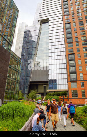 Le parc High Line à Manhattan (Hudson Yards) avec les habitants et les touristes. La ligne haute est un populaire parc linéaire construit sur la voie ferrée surélevée abo Banque D'Images