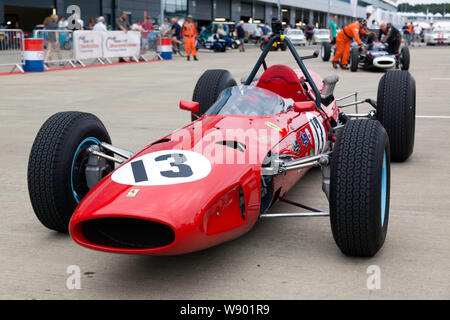 Vue avant d'une Ferrari 1965, 1512, dans le Paddock, au 2019 Silverstone Classic Banque D'Images