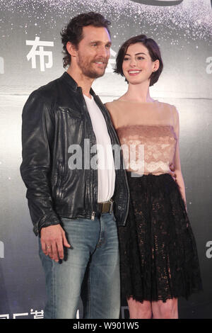 L'acteur américain Matthew McConaughey, gauche, et l'actrice Anne Hathaway posent lors d'une conférence de presse pour son nouveau film 'Interstellar" à Shanghai, Chi Banque D'Images