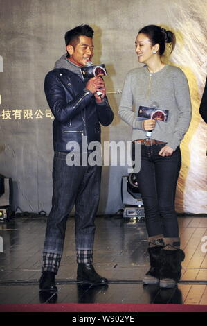 L'actrice chinoise Gong Li, droite, et Hong Kong, chanteur et acteur Aaron Kwok assister à une conférence de presse pour commencer le tournage de son nouveau film 'Le Monke Banque D'Images