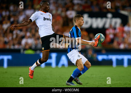 VALENCIA, Espagne - 10 août : Nicolo Barella (R) de l'Internazionale FC est en concurrence pour le bal avec Geoffrey Kondogbia de Valence FC pendant le Bwin Trofeo Naranja match amical entre Valence CF et l'Internazionale FC au stade Mestalla le 10 août 2019 à Valence, en Espagne. (Photo par Préparez-Images/MO Media) Banque D'Images