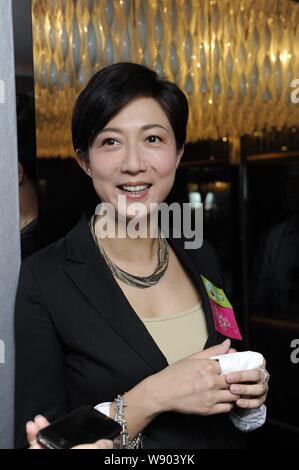 L'actrice de Hong Kong Elaine Ng est interviewé pendant le tournage d'un épisode du talk show TV, Womens parler, à Hong Kong, Chine, le 8 septembre 2011. Banque D'Images