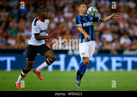 VALENCIA, Espagne - 10 août : Nicolo Barella (R) de l'Internazionale FC est en concurrence pour le bal avec Geoffrey Kondogbia de Valence FC pendant le Bwin Trofeo Naranja match amical entre Valence CF et l'Internazionale FC au stade Mestalla le 10 août 2019 à Valence, en Espagne. (Photo par Préparez-Images/MO Media) Banque D'Images
