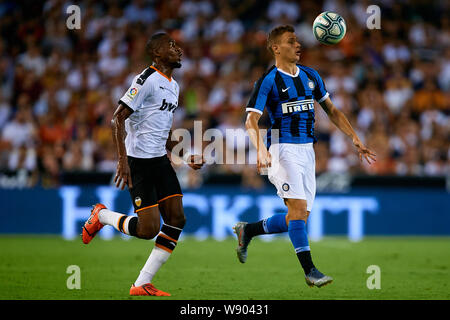 VALENCIA, Espagne - 10 août : Nicolo Barella (R) de l'Internazionale FC est en concurrence pour le bal avec Geoffrey Kondogbia de Valence FC pendant le Bwin Trofeo Naranja match amical entre Valence CF et l'Internazionale FC au stade Mestalla le 10 août 2019 à Valence, en Espagne. (Photo par Préparez-Images/MO Media) Banque D'Images