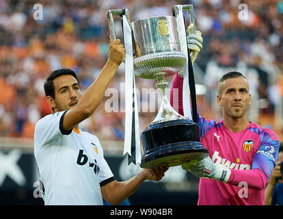 VALENCIA, Espagne - 10 août : Dani Parejo (L) et Jaume Domenech de Valence CF montrent la Copa del Rey trophée à l'fans avant la Bwin Trofeo Naranja match amical entre Valence CF et l'Internazionale FC au stade Mestalla le 10 août 2019 à Valence, en Espagne. (Photo par Préparez-Images/MO Media) Banque D'Images