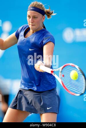 Petra Kvitova de la République tchèque renvoie un shot à Eugénie Bouchard du Canada au cours de la femmes simple finale de l'Open de tennis WTA 2014 Wuhan tou Banque D'Images