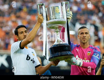 VALENCIA, Espagne - 10 août : Dani Parejo (L) et Jaume Domenech de Valence CF montrent la Copa del Rey trophée à l'fans avant la Bwin Trofeo Naranja match amical entre Valence CF et l'Internazionale FC au stade Mestalla le 10 août 2019 à Valence, en Espagne. (Photo par Préparez-Images/MO Media) Banque D'Images