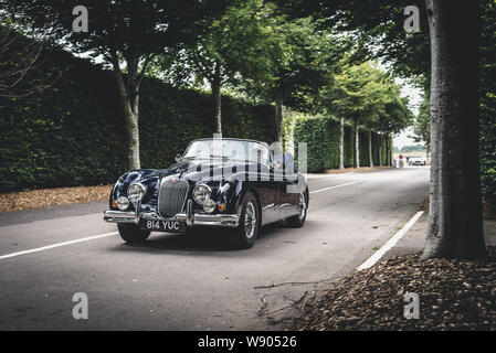 Voitures à Goodwood Motor Racing Circuit Breakfast Club, près de Chichester, West Sussex, Angleterre. Banque D'Images