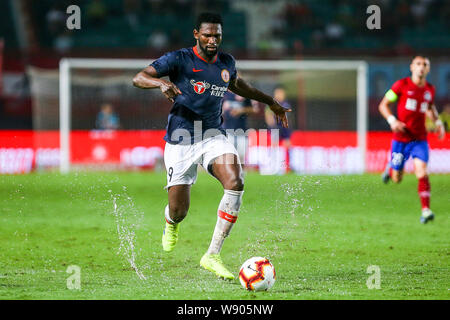 Joueur de football sénégalais Makhete Diop de Renhe Beijing Henan Jianye en dribbles contre leur 23e match au cours de l'Association de football chinoise 2019 Super League (CSL) dans la ville de Zhengzhou, province du Henan en Chine centrale, 9 août 2019. Beijing Henan Jianye défait 2-1 Renhe. Banque D'Images