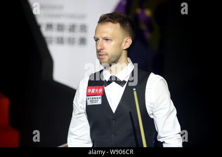 Judd Trump d'Angleterre pose avant leur dernier match face à Shaun Murphy de l'Angleterre au cours de la 2019 World Snooker Championship International dans la ville de Daqing, province de Heilongjiang, du nord-est de la Chine, 11 août 2019. Banque D'Images