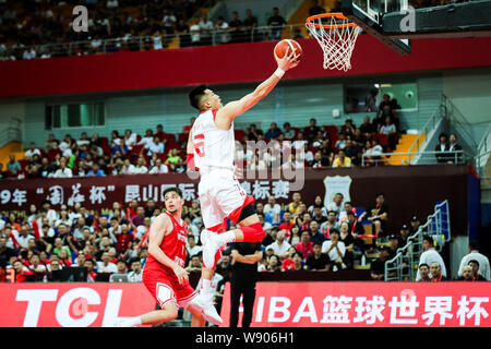 Guo Ailun, un joueur de basket-ball chinois professionnel, à gauche, saute pour un layup durant 2019 Zhouzhuang Tasse Kunshan Men's International Basketball Championship contre la Croatie à Kunshan, Ville Ville de Suzhou, province de Jiangsu en Chine de l'Est, le 11 août 2019. La Chine a gagné le match contre la Croatie avec 89-73 à 2019 Zhouzhuang Tasse Kunshan Men's International Championnat de basket-ball à Kunshan, Ville Ville de Suzhou, province de Jiangsu en Chine de l'Est, le 11 août 2019. Banque D'Images