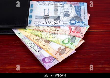 Le Riyal saoudien en portefeuille noir Banque D'Images