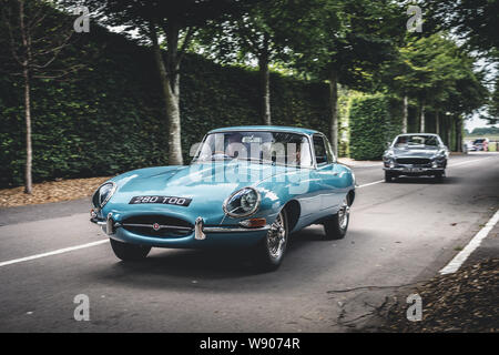 Voitures à Goodwood Motor Racing Circuit Breakfast Club, près de Chichester, West Sussex, Angleterre. Banque D'Images