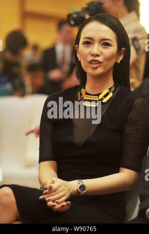 L'actrice chinoise Zhang Ziyi parle au cours d'une cérémonie de prise de vue pour Jackie Chans nouveau film à Beijing, Chine, 17 avril 2014. Hong Kongs Daniel Lee va Banque D'Images