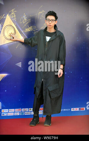 Chanteur chinois Hu Xia pose sur le tapis rouge, comme il arrive à l'Kugou Music Awards à Beijing, Chine, 22 mai 2014. Banque D'Images