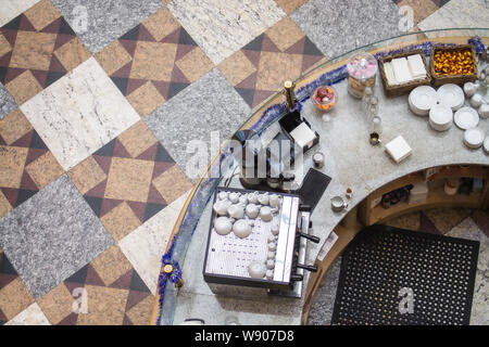 Comptoir du bar dans le café vue d'en haut. Vaisselle Tasses machine à café soucoupe candy serviettes, matériel pour la préparation de différents types de café. Demi-cercle Banque D'Images