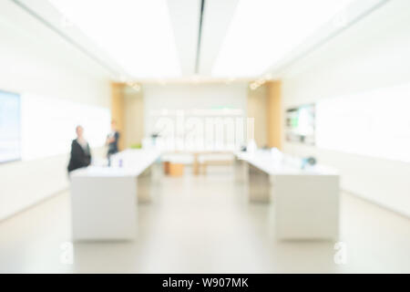 Image floue des businessman and businesswoman en attente dans le bureau blanc moderne. Arrière-plan de l'espace commercial bureau brouillée. Banque D'Images