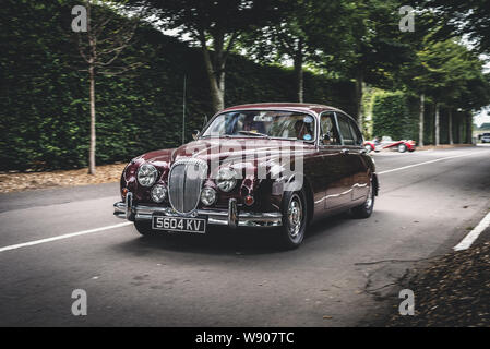 Voitures à Goodwood Motor Racing Circuit Breakfast Club, près de Chichester, West Sussex, Angleterre. Banque D'Images