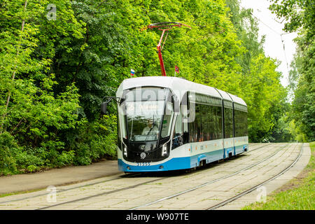 12-06-2019, Russie, Moscou. Bleu Blanc Moscou tram design moderne des transports urbains. Le tramway va sur rails, des lumières d'été, l'arrière-plan horizont Banque D'Images