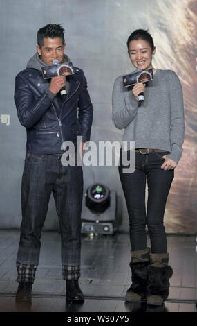 L'actrice chinoise Gong Li, droite, et Hong Kong, chanteur et acteur Aaron Kwok assister à une conférence de presse pour commencer le tournage de son nouveau film 'Le Monke Banque D'Images