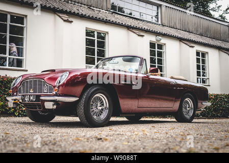 Voitures à Goodwood Motor Racing Circuit Breakfast Club, près de Chichester, West Sussex, Angleterre. Banque D'Images