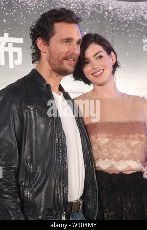 L'acteur américain Matthew McConaughey, gauche, et l'actrice Anne Hathaway posent lors d'une conférence de presse pour son nouveau film 'Interstellar" à Shanghai, Chi Banque D'Images