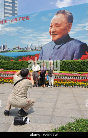 --FILE--touristes posent pour des photos devant un panneau de la fin dirigeant chinois Deng Xiaoping dans la ville de Shenzhen, province de Guangdong, en Chine du sud 2 Banque D'Images