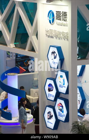 --FILE--personnes visitent le stand d'AutoNavi, les Chinois la carte et fournisseur de services de données, au cours de la PT/EXPO COMM CHINA 2013 à Beijing, Chine, 25 septem Banque D'Images