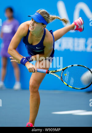 Eugénie Bouchard du Canada sert à l'Alize Cornet de la France au cours des dames en quart de finale du tournoi Open de tennis 2014 Wuhan tournamen Banque D'Images