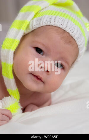 Un Petit Bebe C Est D Apprendre A Tenir Sa Tete Tonification Et Flou Focus Selectif Photo Stock Alamy