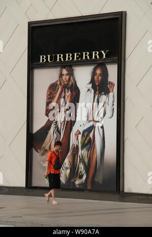 --FILE--un piéton passe devant une boutique de Burberry à Harbin City, au nord-est de la province chinoise, 19 juillet 2014. Maison de mode de luxe Bu Banque D'Images