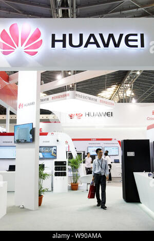 --FILE--personnes visitent le stand de Huawei lors d'une exposition à Shanghai, Chine, le 28 juillet 2014. Huawei a consolidé son statut de la 3r Banque D'Images