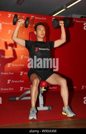 Hong Kong Oscar acteur Leung soulève des haltères au cours de l'inauguration de l'ensemble d'un club de remise en forme à Hong Kong, Chine, 19 mai 2014. Banque D'Images