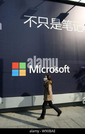 --FILE--un piéton passe devant une publicité pour Microsoft Surface pro 2 à Shanghai, Chine, 12 décembre 2013. Nokia Corp. a déclaré mardi 8 avril Banque D'Images