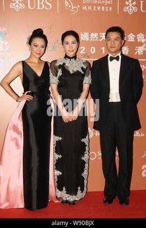 --FILE--(de gauche) Hong Kong L'actrice Carina Lau, diva de la pop chinoise Faye Wong et son ex-mari Li Yapeng, posent comme ils vont à la soirée de Gala 2013 fo Banque D'Images