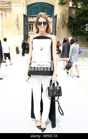 Style brésilien blogger et femme d'Helena Bordon arrive pour Dior Automne/Hiver 2014 Défilé Haute Couture à Paris, France, 7 juillet 2014. Banque D'Images