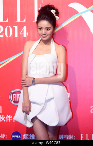 L'actrice taïwanaise Ady une pose comme elle arrive à la 2014 Huayi ELLE Nuit étoilée à Shanghai, Chine, 15 juin 2014. Banque D'Images