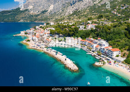 Une vue aérienne du village de Drasnice situé sur la Riviera de Makarska, Croatie Banque D'Images