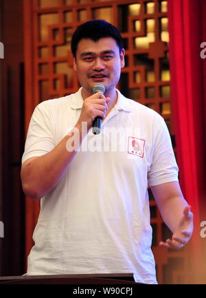 Basket-ball chinois à la retraite parle Yao Ming lors d'une conférence de presse pour Yao Foundation Charity Basketball Game à Dongguan City, en Chines Gu Banque D'Images