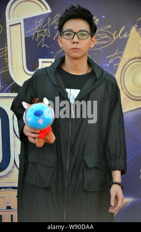 Chanteur chinois Hu Xia pose sur le tapis rouge, comme il arrive à l'Kugou Music Awards à Beijing, Chine, 22 mai 2014. Banque D'Images