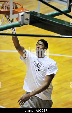 Joueur de basket-ball américain Anthony Davis dunks pendant une session de formation du camp de basket-ball Nike 2014 All-Asia dans la ville de Guangzhou, Chine du sud Gua Banque D'Images